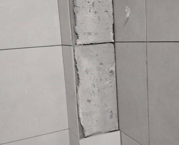 青秀瓷砖空鼓维修公司分享下瓷砖施工前基层浇水润湿程度不足，可能导致以下问题
