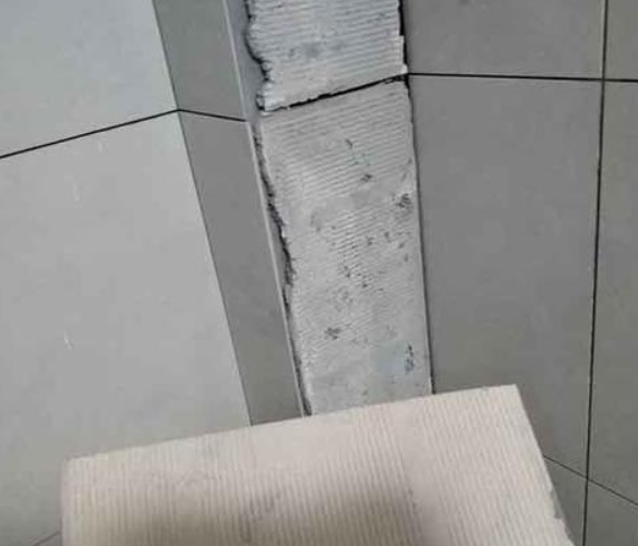 青秀瓷砖空鼓维修公司分享下厨房瓷砖脱落的补救措施。